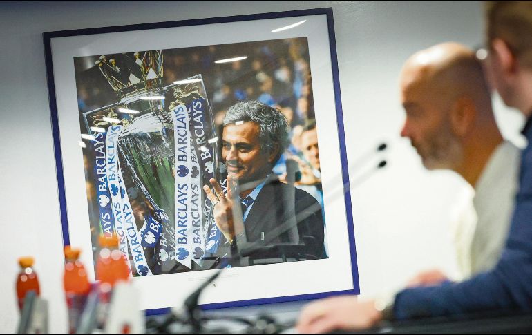 José Mourinho levantó varios trofeos comandando al Chelsea. AFP/A. Dennis