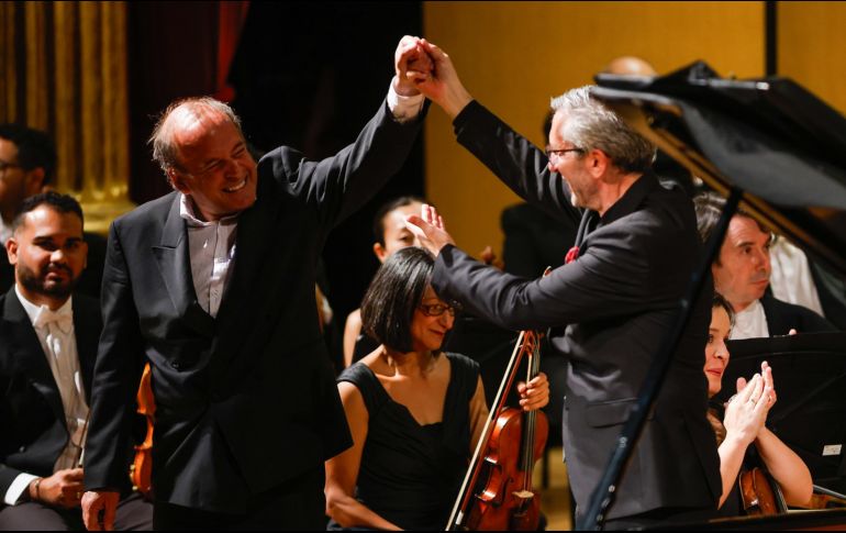 La edición 2025 del Festival Cultural de Mayo contó con la participación del pianista canadiense Louis Lortie (izquierda), quien aparece junto a José Luis Castillo, director de la Orquesta Filarmónica de Jalisco (OFJ), durante el concierto de clausura en el Teatro Degollado. EL INFORMADOR