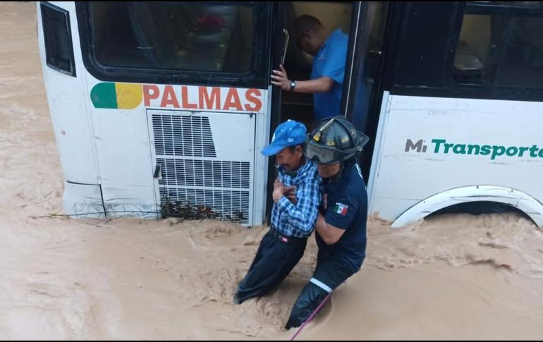 Un camión de ruta fue arrastrado por la corriente y se quedó varado el día de ayer en Puerto Vallarta. ESPECIAL / Protección Civil y Bomberos de Puerto Vallarta