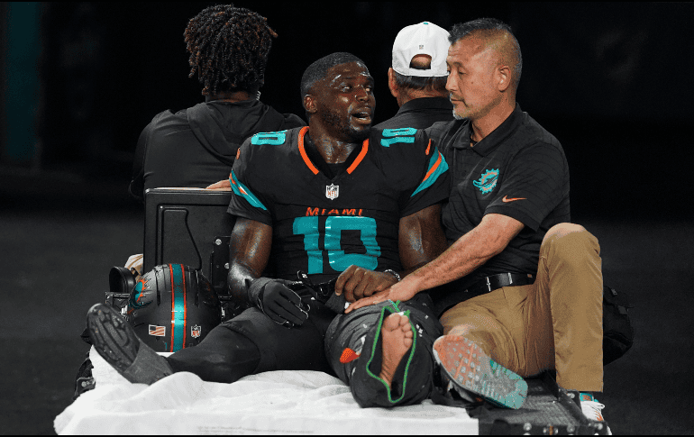 La jugada de la desgracia de Tyreek Hill ocurrió en el tercer cuarto del juego, cuando los Dolphins ganaban 10-3. AP / R. Blackwell