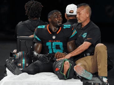 La jugada de la desgracia de Tyreek Hill ocurrió en el tercer cuarto del juego, cuando los Dolphins ganaban 10-3. AP / R. Blackwell