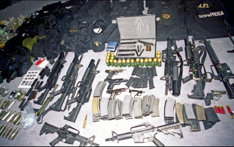 Investigaciones de la FGR señalan que el ex funcionario permitió el paso de armamento. AFP