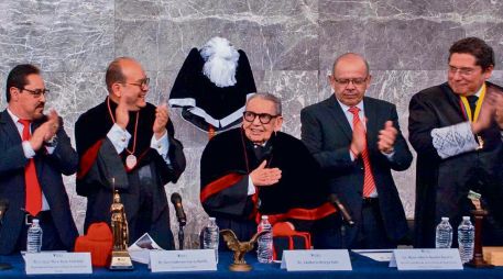 Autoridades y académicos del IDEJ entregaron el reconocimiento al jurista jalisciense por su trayectoria. ESPECIAL