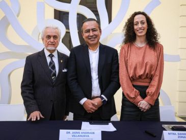 José Parres, director de la Escuela Preparatoria 5 del Sistema de Educación Media Superior; Jaime Andrade, vicerrector Adjunto Académico y de Investigación de la UdeG y Daniela Zonana, coordinadora general de Extensión y Difusión Cultural de la UdeG, estuvieron durante la presentación. EL INFORMADOR / J. Acosta