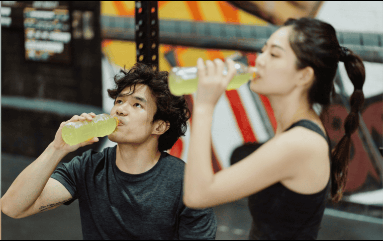 El consumo diario como simple bebida de acompañamiento no es recomendable. Para la hidratación cotidiana, la mejor opción sigue siendo el agua natural.  CANVA