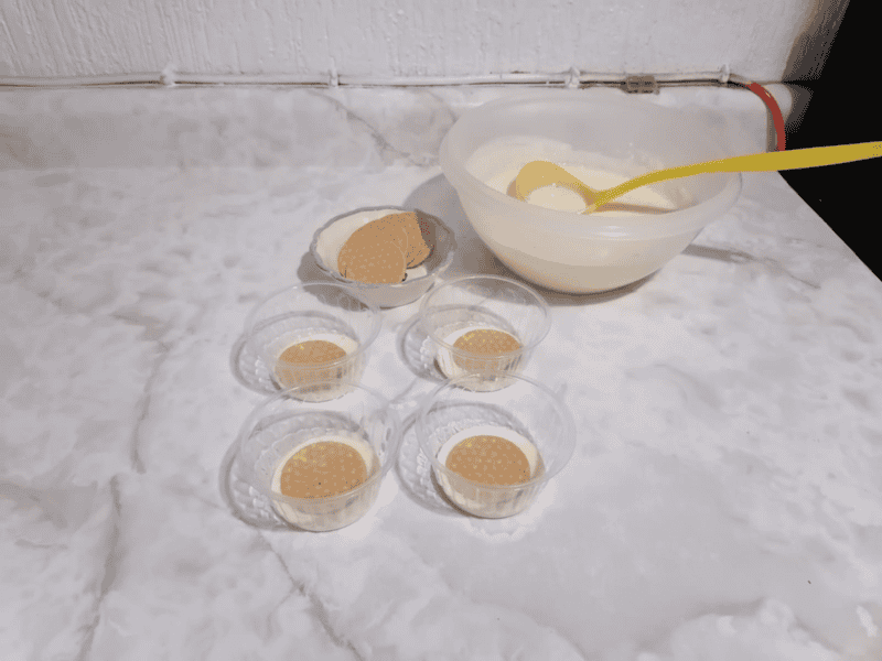  Es momento de moldear el postre. ESPECIAL / F. Flores