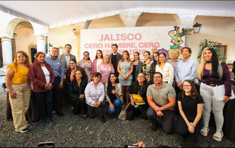 Gabriela Cárdenas y autoridades durante la reunión denominada 