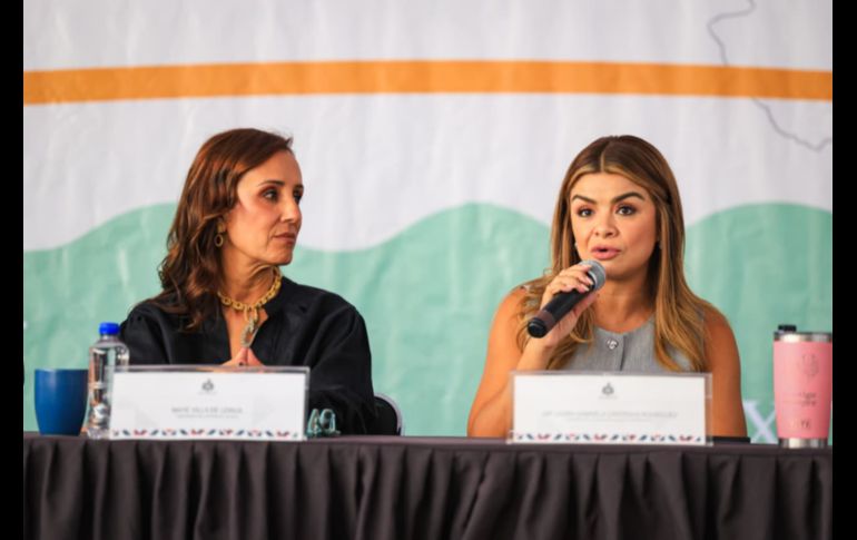 Gabriela Cárdenas y autoridades durante la reunión denominada 