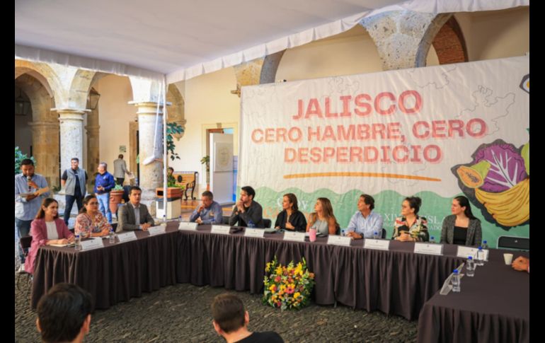 Gabriela Cárdenas y autoridades durante la reunión denominada 