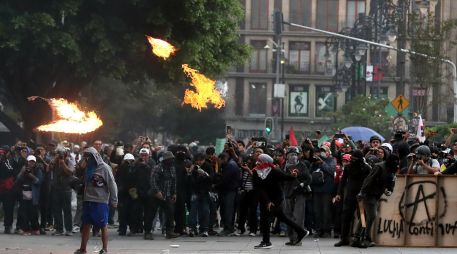 Los enfrentamientos más intensos se registraron en la calle 5 de mayo y en los accesos al Zócalo capitalino, donde el bloque negro utilizó palos, piedras, bombas molotov y artefactos explosivos contra negocios. EFE / I. Esquivel