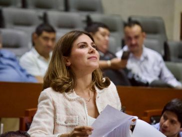 La diputada enfatizó en que no entregarán el sistema de salud estatal al modelo federal.