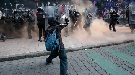 Más de mil elementos de diversas corporaciones policiacas fueron necesarios para contener los desmanes. EFE/I. Esquivel