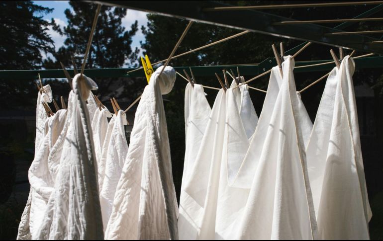 Es importante conocer algunos métodos para que la ropa seque rápido sin perder el olor y la apariencia de recién lavado. UNSPLASH.