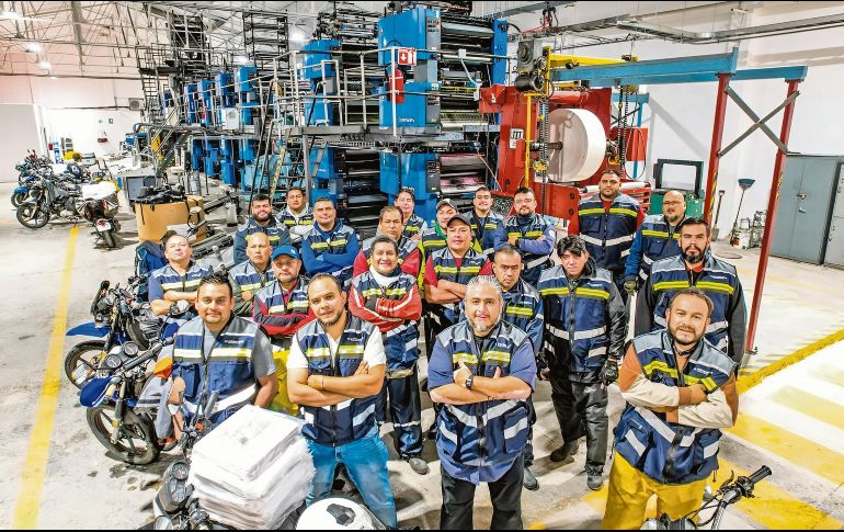 Su labor implica enfrentar calles inundadas, tráfico y jornadas extensas, destacando su compromiso con la entrega diaria de las ediciones. EL INFORMADOR/A. Navarro