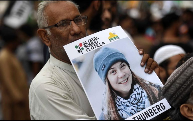 Algunos activistas de la Flotilla Global Sumud acusaron a las fuerzas israelíes de haber golpeado y tratado de forma degradante a Greta Thunberg. EFE/EPA/S. Akber