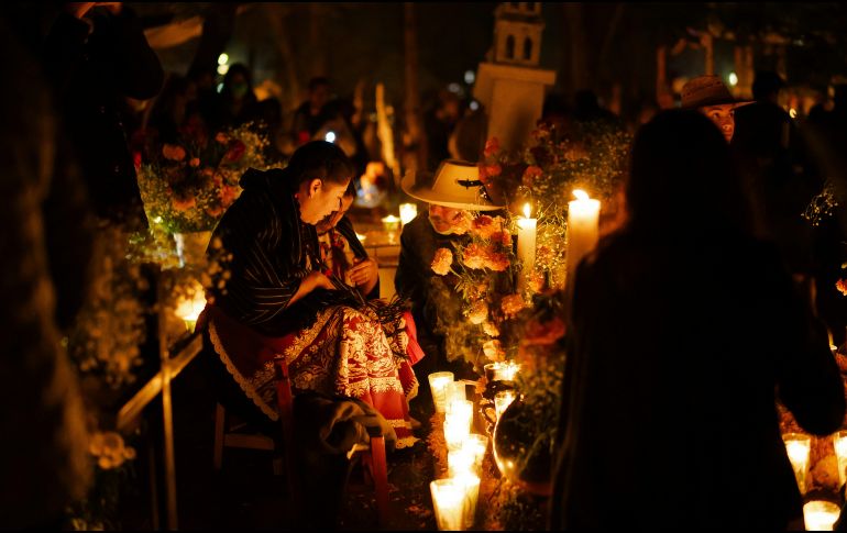 Colocar un altar de muertos no solo es una tradición, es un acto de amor. UNSPLASH/ C. Hernandez Belmonte