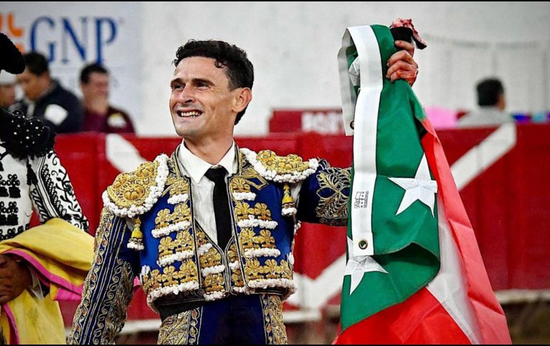 El yucateco, vestido de cian y oro, cortó la única oreja de la tarde tras una gran faena ante “Responsable”, un toro de 485 kilos de la ganadería De Santiago, que cerró su lote. ESPECIAL/ Plaza Nuevo Progreso.