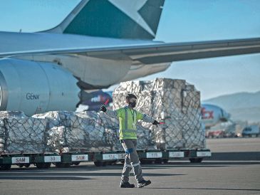Cajas de mercancía electrónica, listas para exportación en el aeropuerto tapatío, reflejando el crecimiento histórico del sector. ESPECIAL
