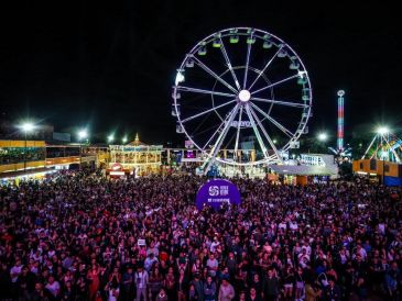 Los asistentes también coparon la explanada de la entrada y se aglutinaron para poder ver y escuchar en las pantallas exteriores. EL INFORMADOR/A.NAVARRO