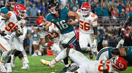 Trevor Lawrence anotó el último touchdown para amarrar la victoria de Jacksonville. AP/P. Ebenhack