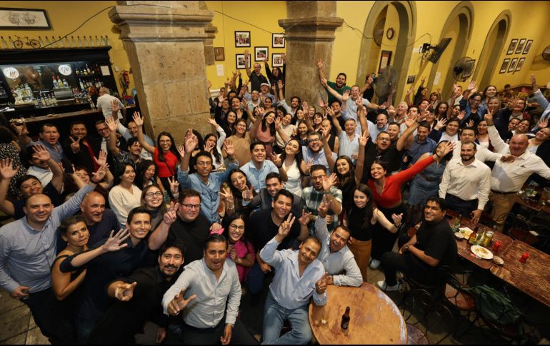 Trabajadores y colaboradores brindaron por los 108 años de vida de El Informador, en la cantina La Fuente. EL INFORMADOR/A. Navarro