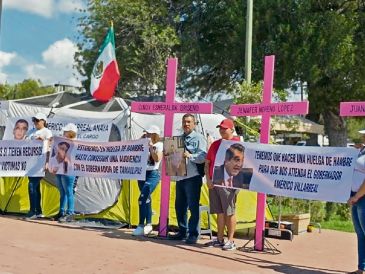 Sobrevivientes de tortura en Nuevo Laredo iniciaron una huelga de hambre frente a la Presidencia Municipal para exigir justicia y que garanticen la reparación integral a las víctimas. ESPECIAL