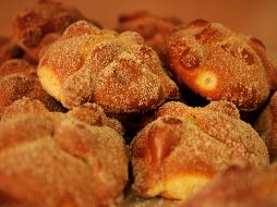 El pan de muerto es uno de los mayores símbolos del Día de Muertos y, cada año, millones de familias en México lo esperan para degustarlo. EL INFORMADOR / ARCHIVO