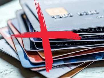 Según Ricardo Monreal, de Morena, la medida fortalecerá la confianza en el sistema financiero y evitará abusos derivados de comisiones o intereses generados tras la solicitud de cancelación. ESPECIAL / CANVA