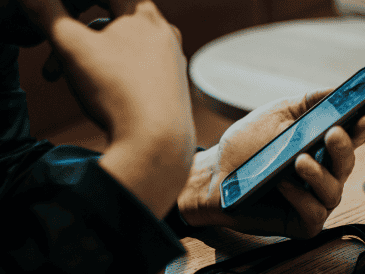 Aunque no es obligatorio desactivarlas, hacerlo puede aligerar la carga del sistema y optimizar el rendimiento general de tu celular. CANVA