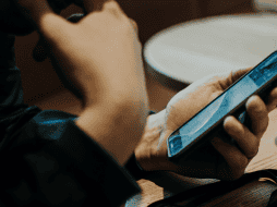 Aunque no es obligatorio desactivarlas, hacerlo puede aligerar la carga del sistema y optimizar el rendimiento general de tu celular. CANVA