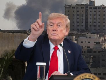 Donald Trump, que ansía el galardón desde que lo ganó el entonces presidente Barack Obama en 2009, presume ya haber resuelto siete guerras, además del acuerdo entre Israel y Hamás anunciado ayer. EFE / M. Saber y EFE / F. Chung