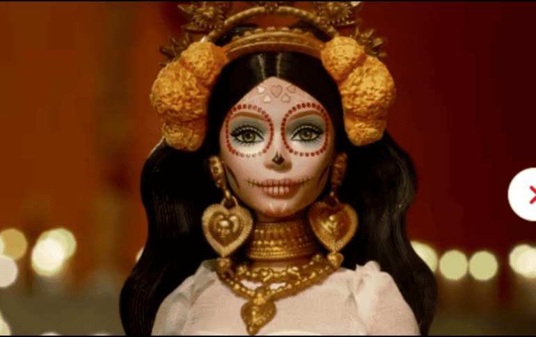  La muñeca de Día de Muertos, de la línea Barbie Signature, luce un vestido con mangas abullonadas y falda amplia que está inspirado en el cempasúchil, la flor distintiva de esta celebración que no falta en las ofrendas. CORTESÍA/ Mattel  