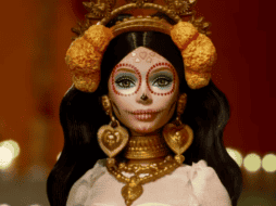  La muñeca de Día de Muertos, de la línea Barbie Signature, luce un vestido con mangas abullonadas y falda amplia que está inspirado en el cempasúchil, la flor distintiva de esta celebración que no falta en las ofrendas. CORTESÍA/ Mattel  