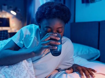 Después de todo, mantenerse hidratado también es una forma de descansar mejor. CANVA