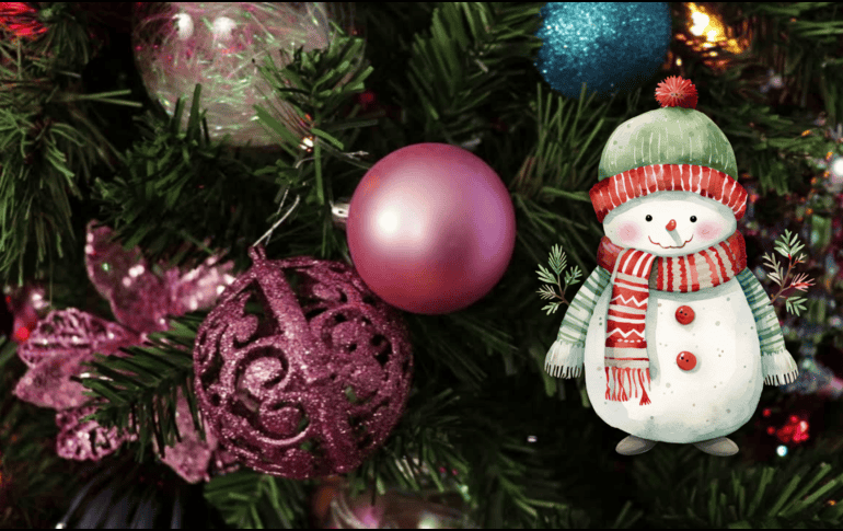 Hoy en día, tanto los árboles naturales como los artificiales se han convertido en una parte esencial de las celebraciones navideñas. ESPECIAL / CANVA