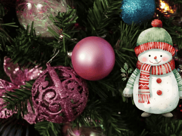 Hoy en día, tanto los árboles naturales como los artificiales se han convertido en una parte esencial de las celebraciones navideñas. ESPECIAL / CANVA