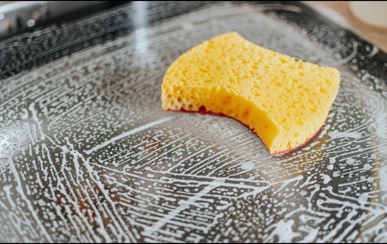 ¿Cómo limpiar la esponja de cocina para eliminar bacterias? UNSPLASH / P. PRISKE