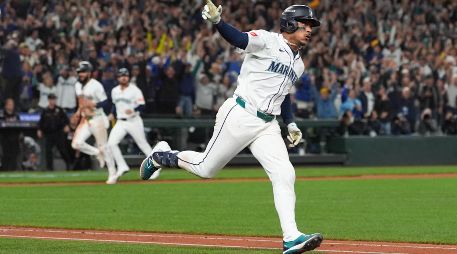 Jorge Polanco corre por las bases mientras celebra el hit que produjo la carrera de la victoria. Los Marineros se verán con los Azulejos en la final de la Liga Americana. AP/L. Wasson