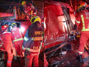 Oficiales de la base 4 y base 1 debieron implementar maniobras de extracción luego de que uno de los sujetos quedara prensado. ESPECIAL / FACEBOOK Protección Civil y Bomberos Gdl