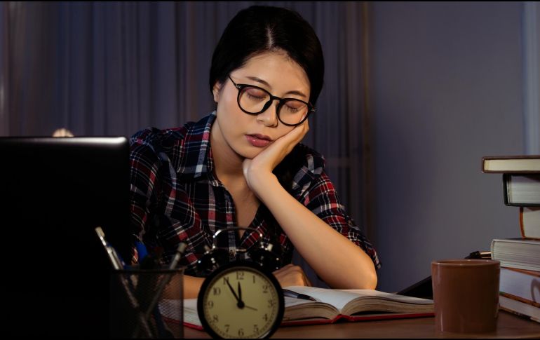 El descanso deficiente afecta directamente al sistema inmunológico y debilita las defensas naturales del cuerpo. ESPECIAL / CANVA