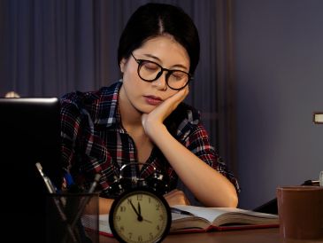 El descanso deficiente afecta directamente al sistema inmunológico y debilita las defensas naturales del cuerpo. ESPECIAL / CANVA