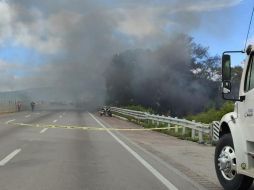 El choque desató un incendio de gran magnitud que provocó la rápida intervención de equipos de emergencia y seguridad. EFE/H.  Ríos