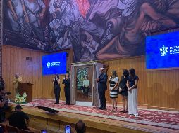 El cuadro, pintado por la artista tapatía Patricia Sánchez Saiffe, expone al ex rector en una postura cercana, presente y abierta al diálogo con la comunidad universitaria. EL INFORMADOR/ O. González.