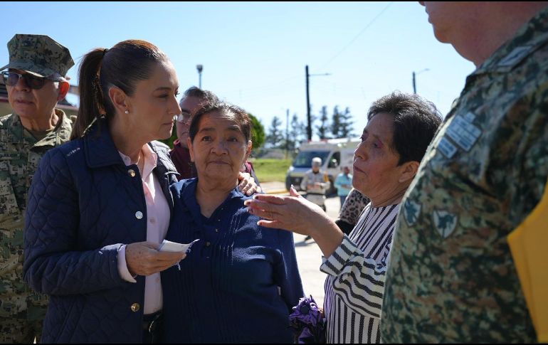 Sheinbaum destacó que, actualmente, el clima permite avanzar más rápido y hacer puentes aéreos hacia las comunidades que aún se encuentran aisladas. ESPECIAL / GOBIERNO DE MÉXICO
