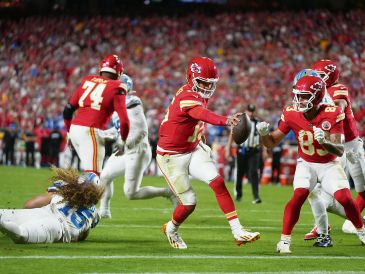 Patrick Mahomes no cometió errores y eso le permitió vulnerar a placer a la defensa de Detroit. AP