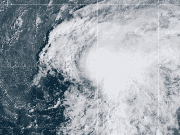 Esta imagen satelital proporcionada por la NOAA, muestra A la tormenta tropical "Lorenzo" en el océano Atlántico. AP / NOAA