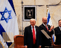 El presidente estadounidense, Donald Trump, se presentó este lunes, en Israel  donde fue recibido con ovaciones y aplausos constantes. EFE/J. MAREY