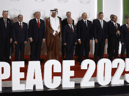 El presidente de EU, Donald Trump, y los jefes de Estado de Egipto, Abdelfatah al Sisi; de Turquía, Recep Tayyip Erdogan; y de Qatar, Tamim bin Hamad Al Than, levantaron el documento con el plan sobre el fin de la guerra iniciada el 7 de octubre de 2023. EFE / Y. Valat