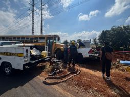 Tras choque entre camioneta y camión en Arandas acudió personal de seguridad pública. ESPECIAL