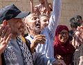 Familias celebran en Ramala la llegada de rehenes palestinos liberados. EFE/P. Martínez